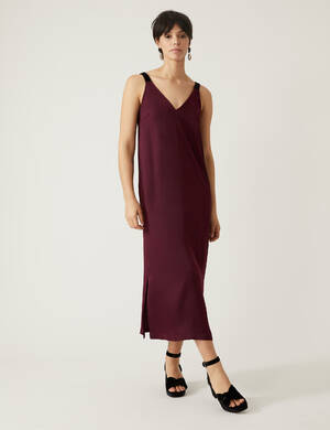 marksandspencer_Valentyn2023_T69_1524_sametove midi saty s vystrihem do V_vinova_1699Kc_modelka.jpg